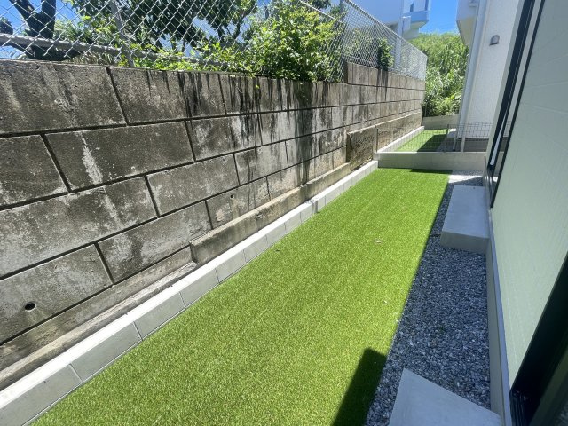 豊見城市金良Ⅲ（全10棟）G号棟の庭|G号棟　お手入れ簡単人工芝付きのお庭♪