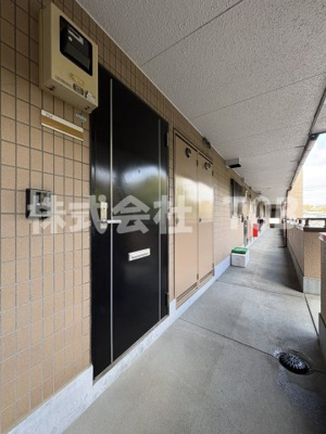 【その他】 | アイビーコートー調布市若葉町ー | 204号室　玄関ドア※クリーニング完了前※