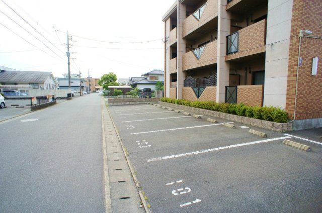 DC.フラットの駐車場|駐車場があるので、車を買う予定の方も安心です