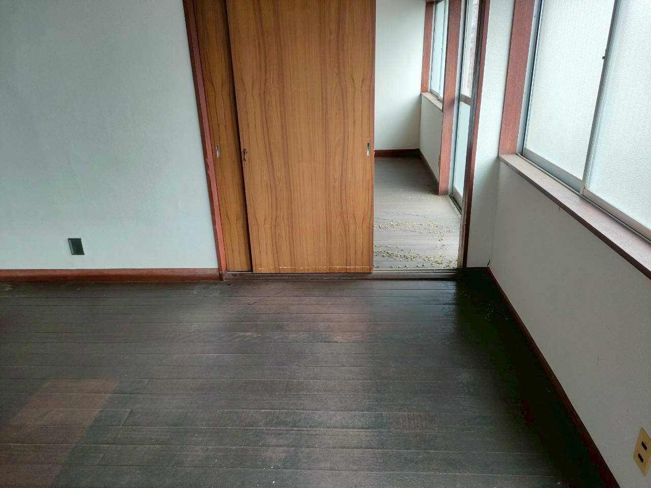 千葉県茂原市　一棟商業ビルの玄関