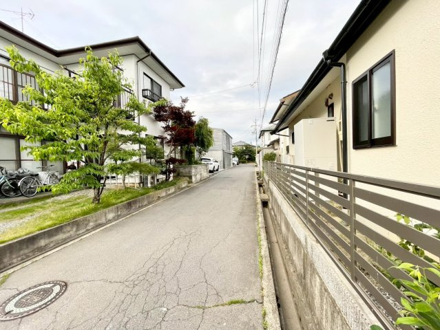長野市大字大豆島　中古戸建の前面道路含む現地写真