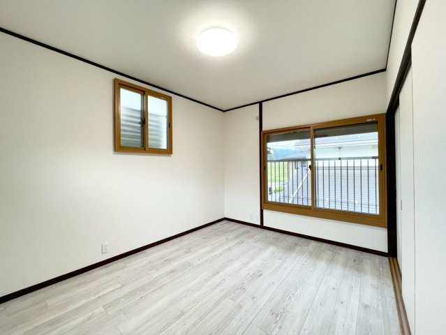 長野市大字大豆島　中古戸建の洋室|日当たり風通しともに良好！明るく朝を迎えられるつくりになっています♪