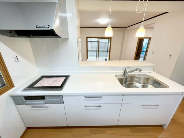 長野市大字大豆島　中古戸建のキッチン|家族の会話が弾む開放的なカウンターキッチンです♪