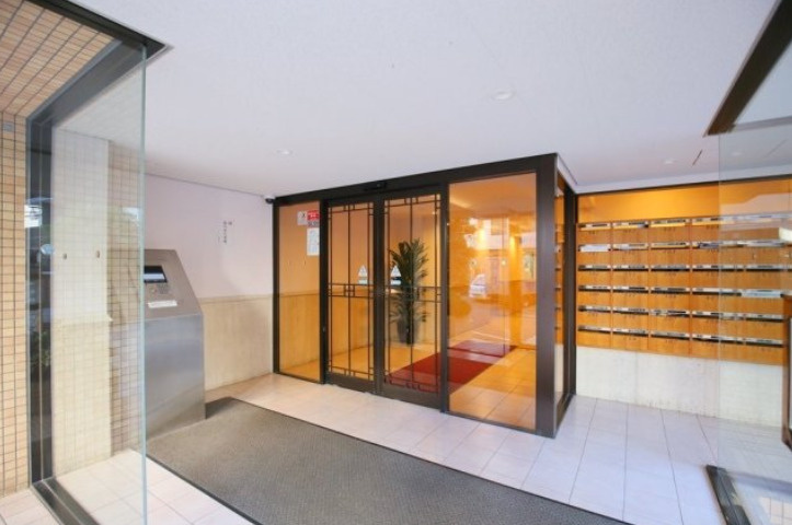 新宿区下宮比町の賃貸マンションのエントランス