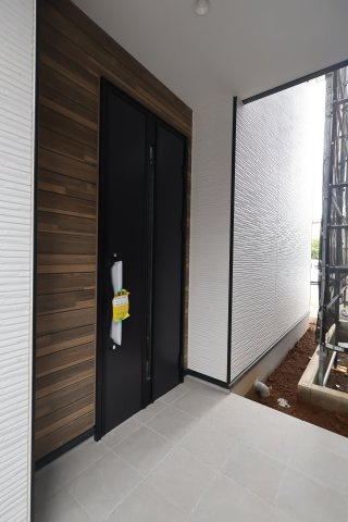 《仲介手数料無料》岩槻区諏訪５丁目5-3新築一戸建てKEIAI GRACEの玄関