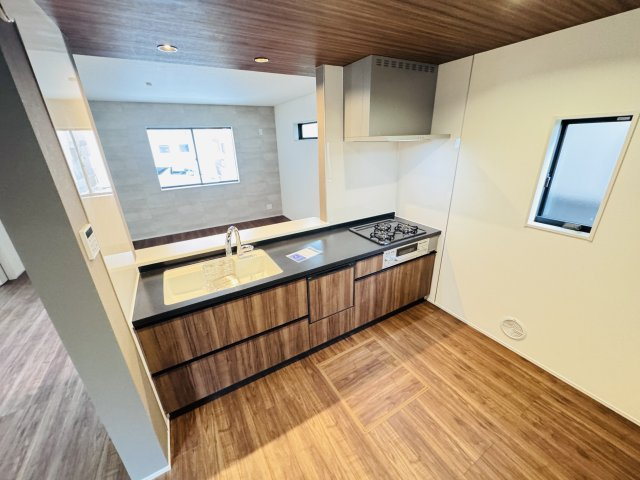 流山市松ヶ丘４丁目新築戸建【東小学校:10分】のキッチン|広々システムキッチン・お手入れしやすいレンジフード