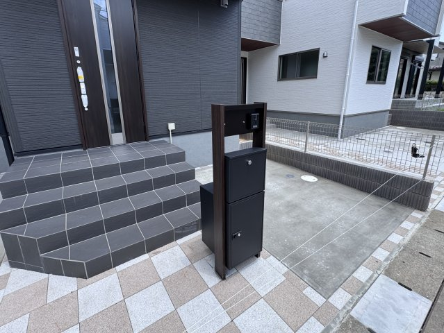 流山市松ヶ丘４丁目新築戸建【東小学校:10分】の防犯設備|インターホン・宅配ボックス完備