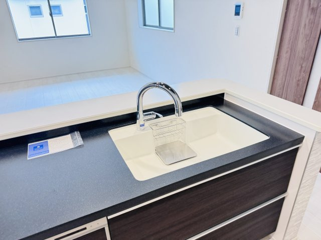 流山市松ヶ丘４丁目新築戸建【東小学校：10分】のキッチン|ハイマーブルシンク・タッチレス水栓採用
