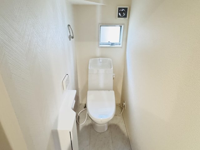 流山市松ヶ丘４丁目新築戸建【東小学校：10分】のトイレ|温水洗浄暖房便座つきトイレ