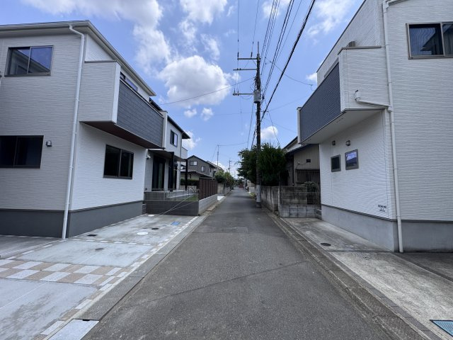 流山市松ヶ丘４丁目新築戸建【東小学校：10分】の前面道路含む現地写真|南側前面道路
