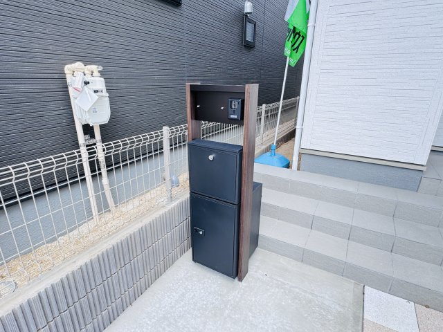 流山市松ヶ丘４丁目新築戸建【東小学校：10分】の防犯設備|インターホン・宅配ボックス完備