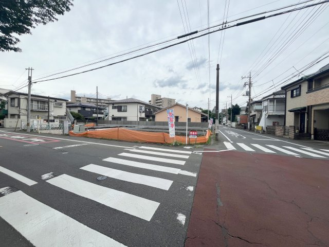 【所沢市緑町2丁目】建築条件なし売地の前面道路含む現地写真