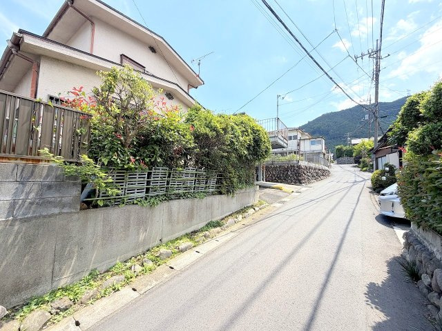 青梅市柚木町２丁目　売地の前面道路含む現地写真