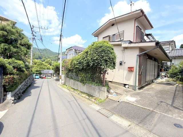 青梅市柚木町２丁目　売地の前面道路含む現地写真