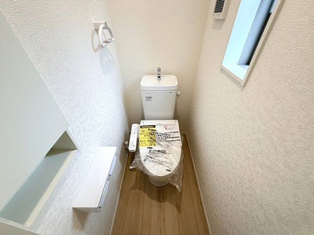 【トイレ】 | 練馬区大泉町2丁目　新築分譲住宅　全1棟（成増店） | 温水洗浄便座一体型トイレ
