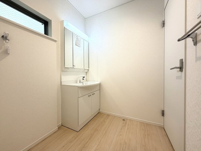【独立洗面台】 | 練馬区大泉町2丁目　新築分譲住宅　全1棟（成増店） | 朝の身支度がスムーズに。合わせ鏡ができる三面鏡＆たっぷり収納の三面鏡付洗面化粧台。