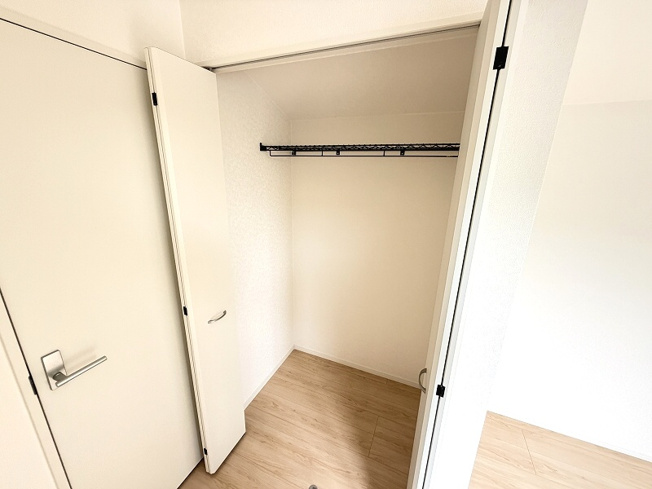 【収納】 | 練馬区大泉町2丁目　新築分譲住宅　全1棟（成増店） | 2階4.8帖洋室内収納の様子。