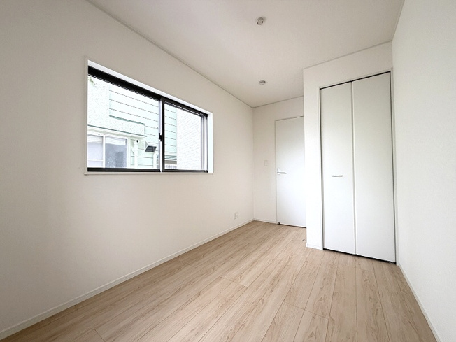 【洋室】 | 練馬区大泉町2丁目　新築分譲住宅　全1棟（成増店） | 1階5.1帖の洋室。全室2面採光により明るい室内。