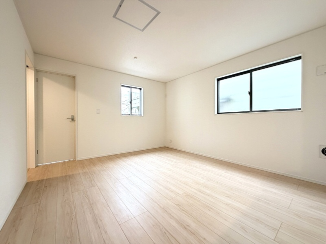 【居間・リビング】 | 練馬区大泉町2丁目　新築分譲住宅　全1棟（成増店） | プライバシー面が守られやすく、しっかりと採光がとれ、明るい日差しが差し込む2階リビング。