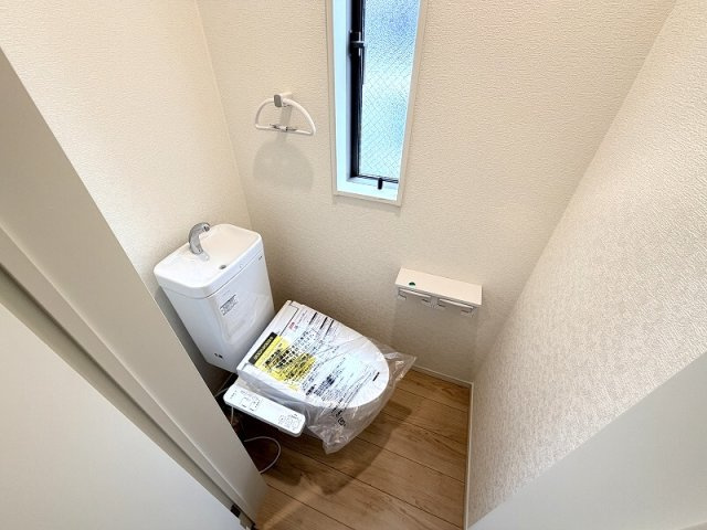 【トイレ】 | 練馬区大泉町2丁目　新築分譲住宅　全1棟（成増店） | 忙しい朝に、心のゆとりを。1階、2階、２ヶ所に設置されたトイレが、スムーズな一日のスタートを約束します。