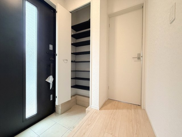 【玄関】 | 練馬区大泉町2丁目　新築分譲住宅　全1棟（成増店） | 玄関には可動棚タイプのシューズクロークを採用。