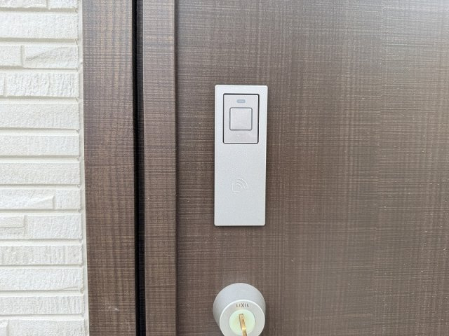 【玄関】 | 練馬区大泉町2丁目　新築分譲住宅　全1棟（成増店） | 電子キーを採用。鍵をささずに、スムーズな出入り。
