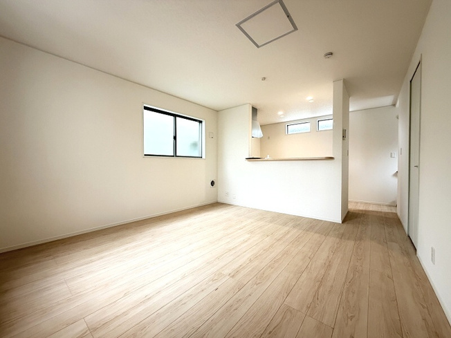 【居間・リビング】 | 練馬区大泉町2丁目　新築分譲住宅　全1棟（成増店） | プライバシー面が守られやすく、しっかりと採光がとれ、明るい日差しが差し込む2階リビング。