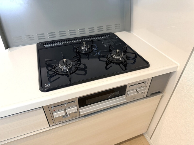 【キッチン】 | 練馬区大泉町2丁目　新築分譲住宅　全1棟（成増店） | 【3口コンロ】3つの火が、あなたの家事をスピードアップ。汁物、炒め物、煮込みを同時にこなす時短キッチン。