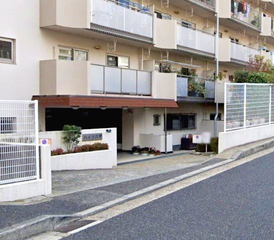 ハイツ六甲のエントランス|静かで緑豊かな住宅地です。
