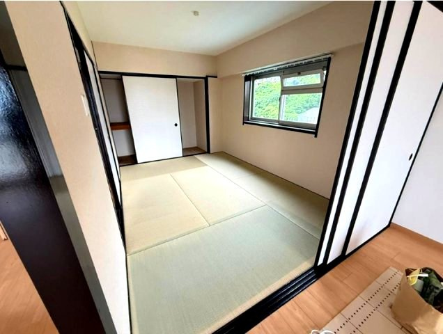 ハイツ六甲の和室|あるとやっぱり嬉しい和室。イグサの香りに癒されます。
