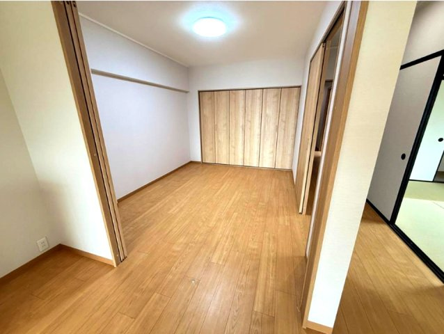 ハイツ六甲の洋室|LDK横の洋室はリビングと一体使用
