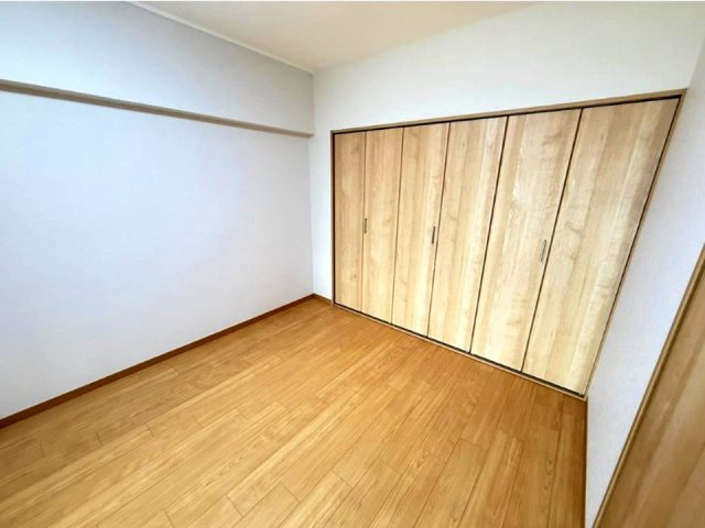 ハイツ六甲の洋室|全居室収納スペース付で広々住空間
