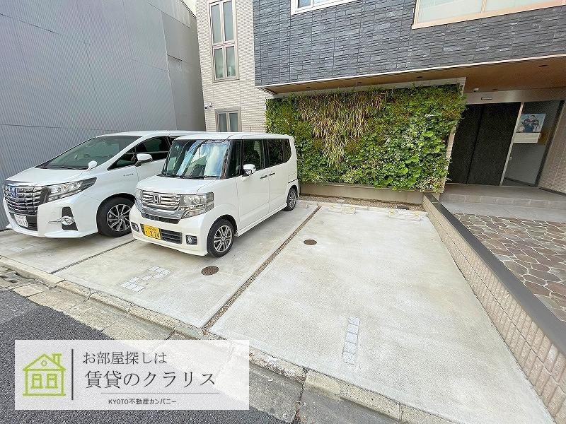 シャーメゾン大宮五条の駐車場