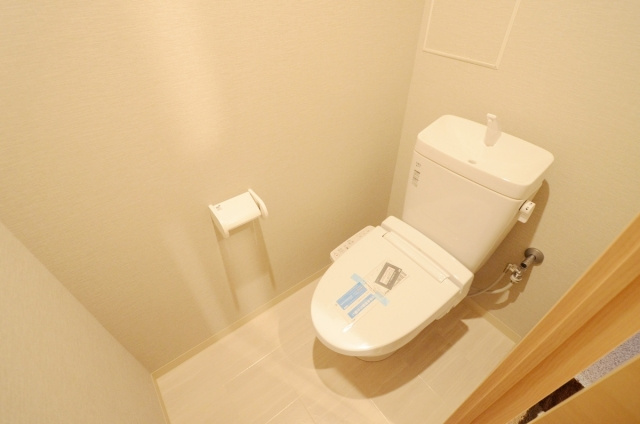 温水洗浄便座付きのトイレです♪