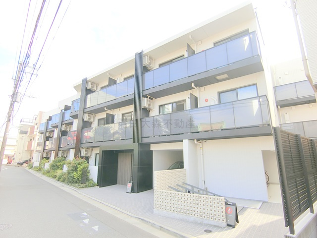 エストゥルース羽田の外観|2022年7月築　RC鉄筋コンクリート造地上4階建て総戸数30戸
東京都大田区羽田5丁目　京急空港線穴守稲荷駅近最寄り徒歩4分
