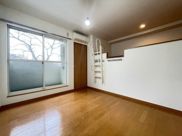 福岡市南区横手１丁目のアパートの居間・リビング