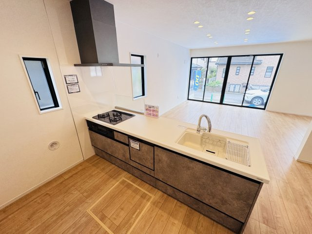 流山市宮園３丁目新築戸建【八木南小学校:10分】のキッチン|お手入れしやすいレンジフード・奥様うれしいタッチレス水栓♪