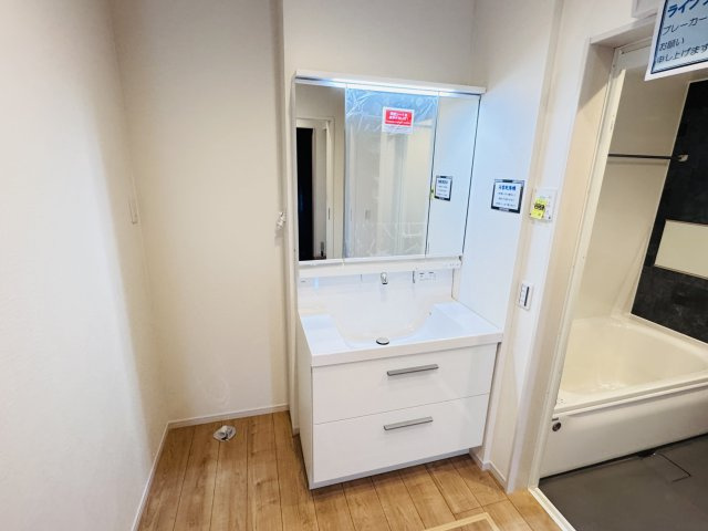 流山市宮園３丁目新築戸建【八木南小学校:10分】の独立洗面台|シャワーヘッド付き三面鏡洗面化粧台