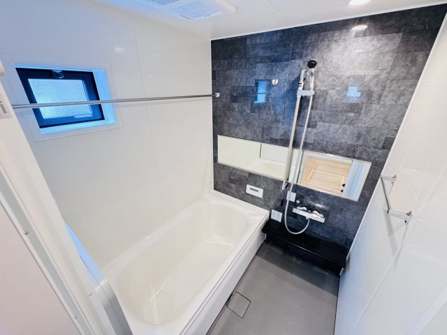 流山市宮園３丁目新築戸建【八木南小学校:10分】の浴室|手元で水流オンオフシャワーヘッド・足を伸ばせる広々浴槽で毎日リラックス♪