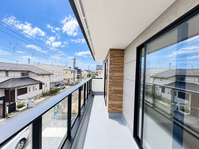 流山市宮園３丁目新築戸建【八木南小学校:10分】のバルコニー|南東向きワイドバルコニー・日当たり良好♪