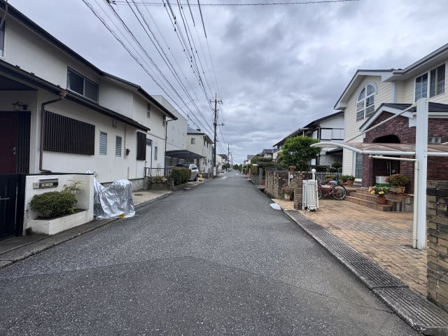流山市宮園３丁目新築戸建【八木南小学校:10分】の前面道路含む現地写真|南東側前面道路・幅員約6ｍ
