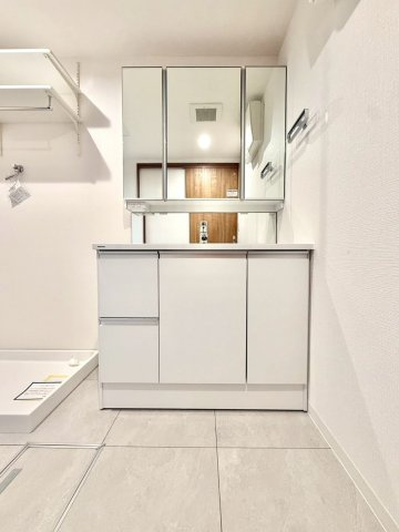 新山下ベイシティ第６号棟の独立洗面台|ゆとりある広さで、ご家族での利用にも配慮された設計です。
