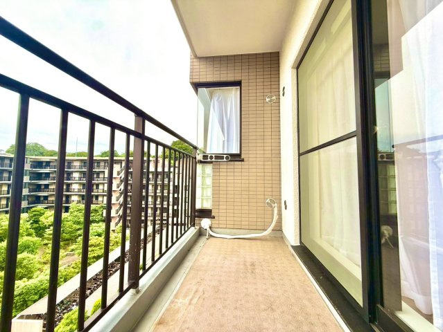 新山下ベイシティ第６号棟のバルコニー|室内とのつながりを意識した設計で、空間全体に広がりを感じられます。