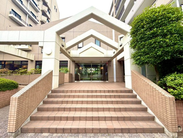 新山下ベイシティ第６号棟のエントランス|手入れの行き届いたエントランスが住まいの印象を高めます。