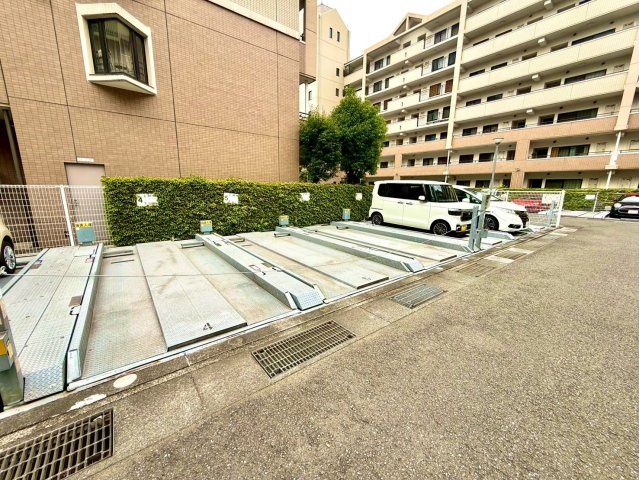新山下ベイシティ第６号棟の駐車場|駐車場への移動負担が少なく快適なカーライフを実現します。