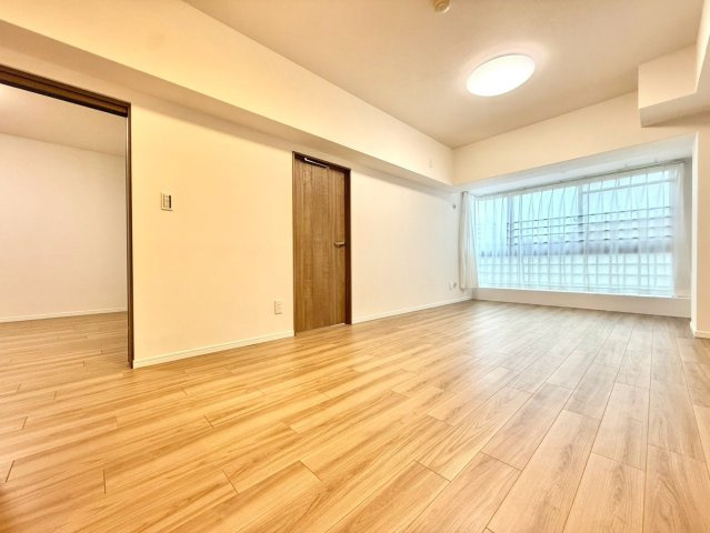 新山下ベイシティ第６号棟の居間・リビング|空間全体にゆとりを感じさせる設計で、家族が自然と集まりたくなる温もりあるリビングに仕上がっています。