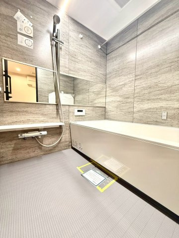 新山下ベイシティ第６号棟の浴室|明るく開放的な空間設計で、心地よい入浴時間をお過ごしいただけます。