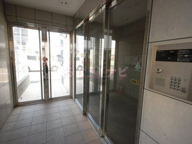 福岡市南区塩原４丁目の賃貸マンションのエントランス