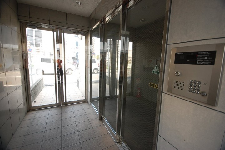 福岡市南区塩原４丁目の賃貸マンションのエントランス