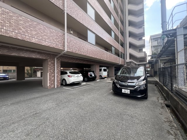 山口市旭通り１丁目の賃貸マンションの駐車場